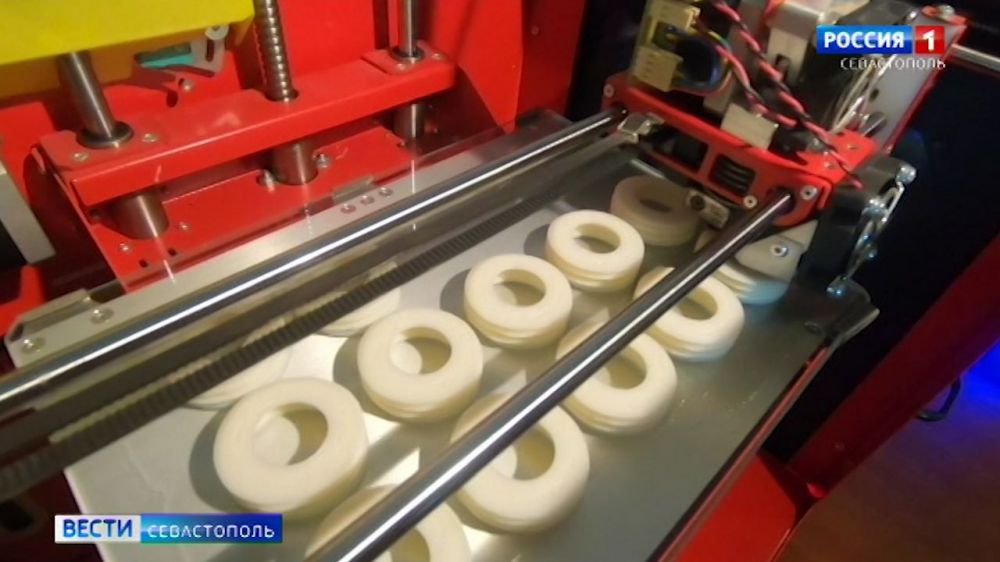 В Севастополе на 3D-принтере печатают средства защиты от коронавируса