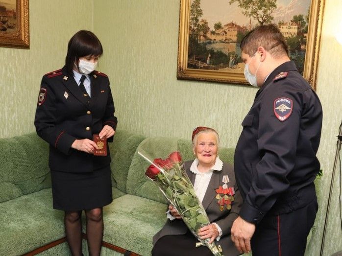 В Севастополе полицейские вручили ветерану ВОВ её первый российский паспорт