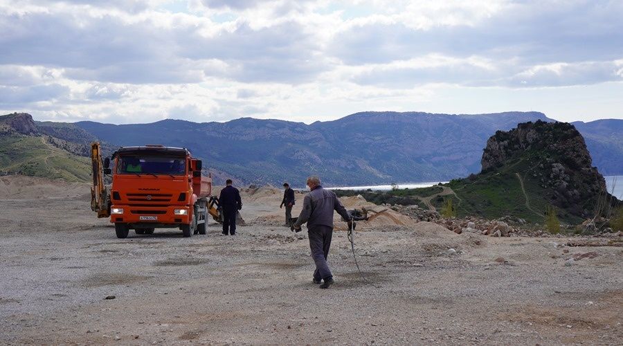 Рабочие Балаклавского рудоуправления убрали мусор у Псилерахского карьера