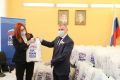Владимир Константинов передал волонтерскому центру 100 продуктовых наборов