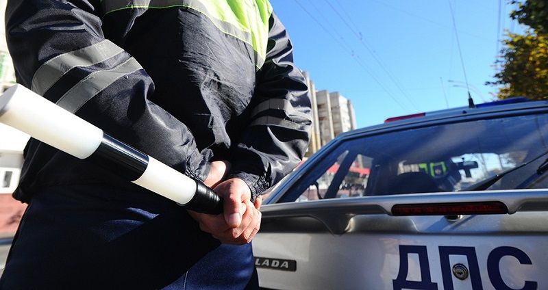 В Феодосии инспекторы ДПС выявили наркотики у пассажирки автомобиля