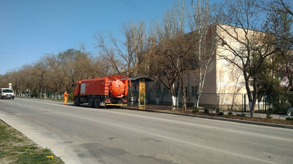 В Феодосии ежедневно дезинфицируют улицы и остановки