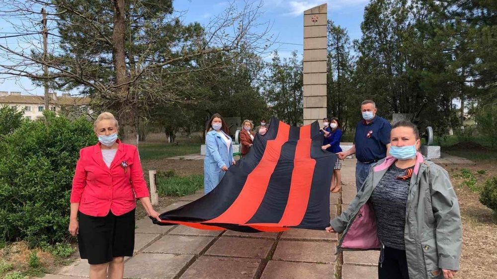 Село яркое. Село яркое Джанкойский район. Парк в с.яркое Джанкойский район. Гигантская Георгиевская лента. Памятник в селе яркое поле Джанкойского района.