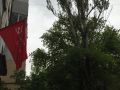 В Симферополе красный победный флаг украсил один из подъездов многоэтажки