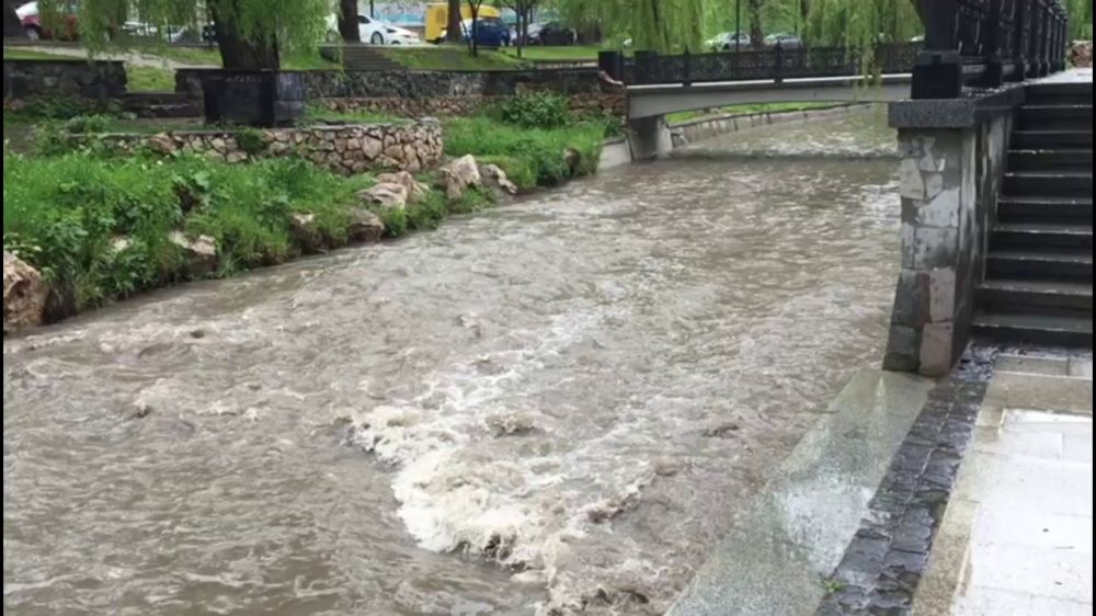 Долгожданный дождь наполнил реку Салгир до краёв
