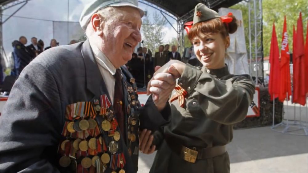 Ялтинских ветеранов поздравляют флешмобом «Вальс Победы»