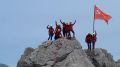 В Крыму на три горные вершины альпинисты МЧС водрузили копии Знамени Победы