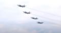 Боевые самолеты и вертолеты пролетели парадным строем над Севастополем