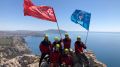 В честь 75-летия Великой Победы спасатели водрузили знамя Победы на горе Сокол в Судаке