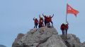 Крымские спасатели водрузили Знамя Победы на вершину Ай-Петри