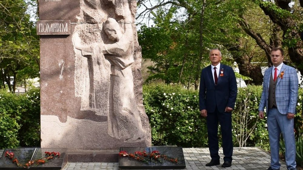 В Нижнегорском районе возложили цветы к памятнику воинам-посельчанам, погибшим в годы Великой Отечественной войны 1941-1945гг.