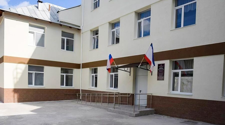 Крымские школьники получат аттестаты в начале июня