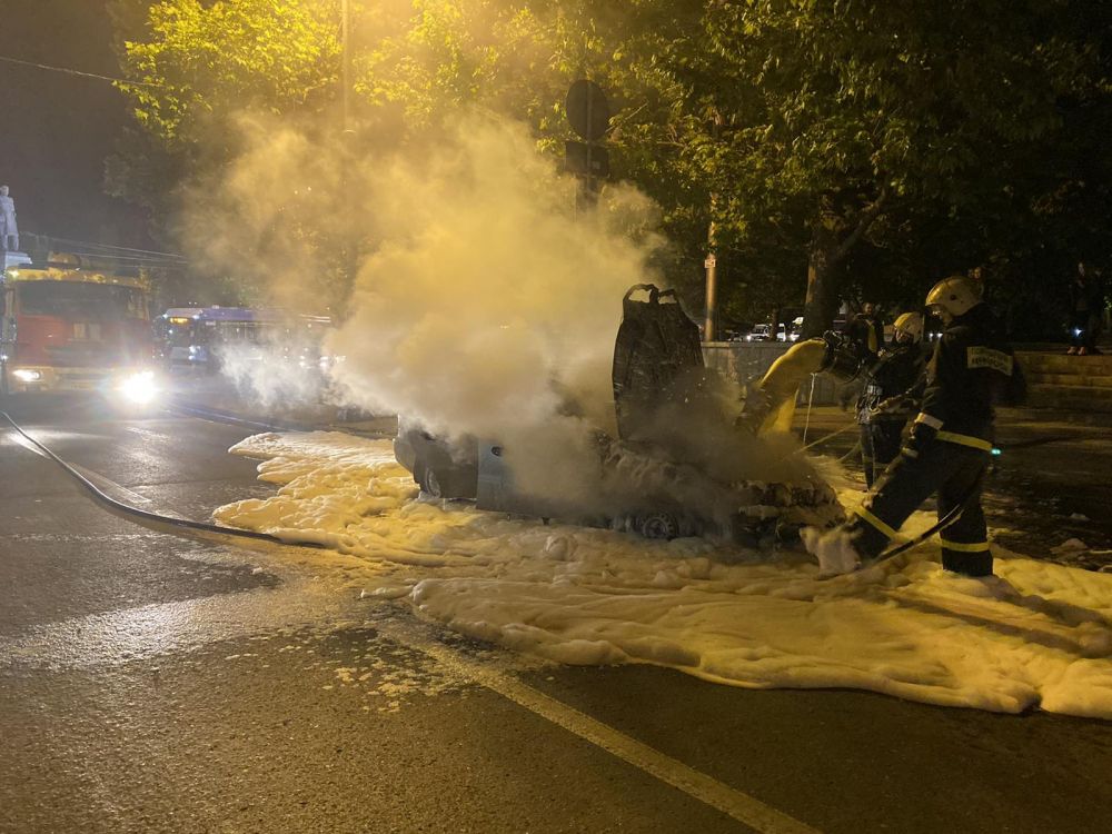 В центре Севастополя загорелся автомобиль