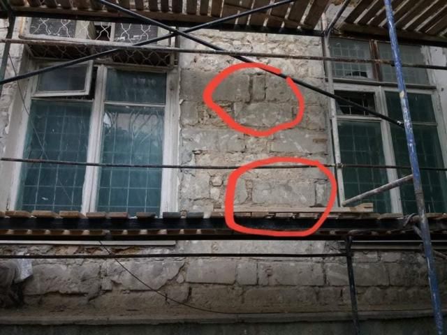 В Симферополе в кладке здания обнаружили надгробные плиты