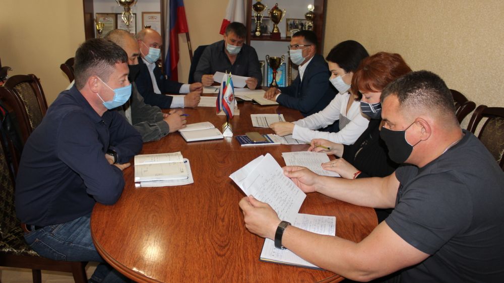 Глава администрации Сакского района Михаил Слободяник провел совещание с главными распорядителями бюджетных средств Сакского района