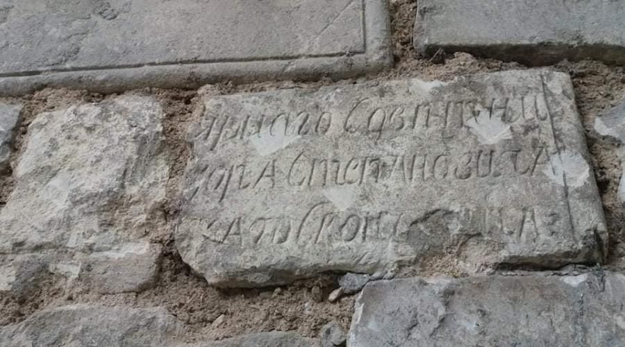 Найденные при ремонте симферопольского колледжа надгробия не представляют музейной ценности