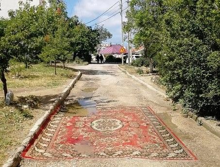 «Аладдин припарковался»: в Севастополе дорогу подлатали ковром