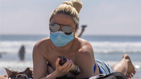 В Крыму на пляж разрешили ходить без масок