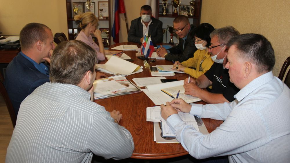 Глава администрации Сакского района Михаил Слободяник провел рабочее совещание с руководителями приморских сельских поселений Сакского района