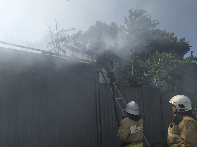 Пожар в Симферополе: горел строительный вагончик, грозя «атаковать» автомобили