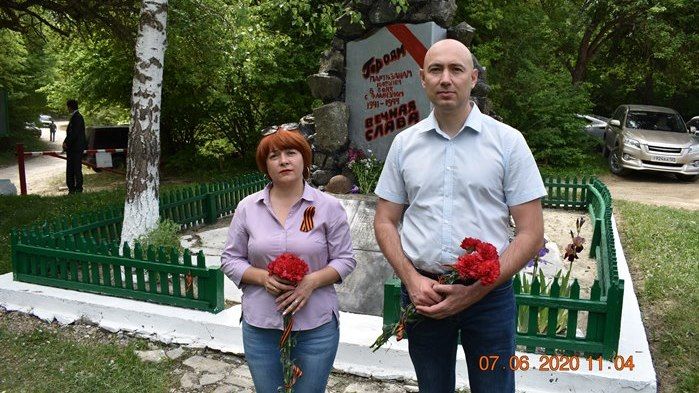 Руководители Советского района возложили цветы к памятному знаку партизанам Крыма в урочище Нижний Кок-Асан