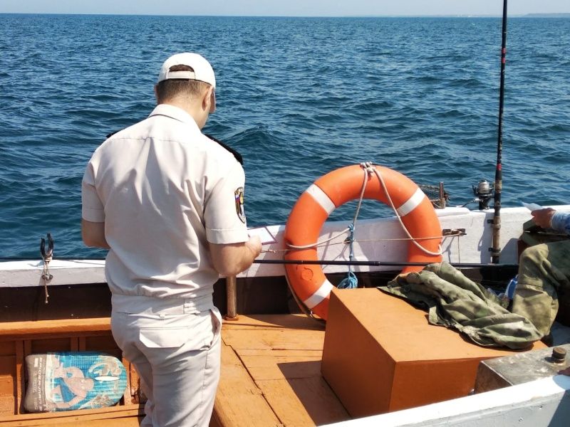 В Севастополе спасатели помогли судну с остановившимся двигателем вернуться к берегу