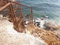 «Пляж» у висячего камня: в Севастополе рядом с обвалом продолжают купаться люди