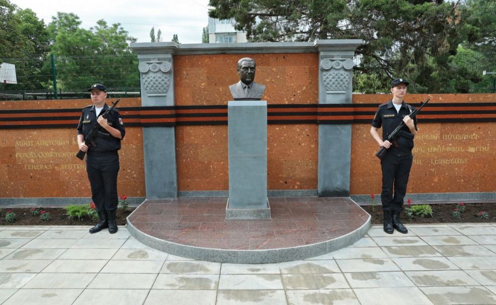 В Симферополе установили памятник Герою Советского Союза