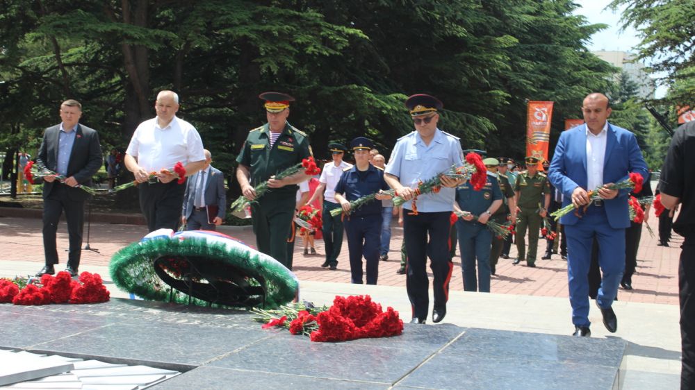 Дионис Алексанов принял участие в церемонии возложения цветов к Вечному огню на могиле Неизвестного солдата