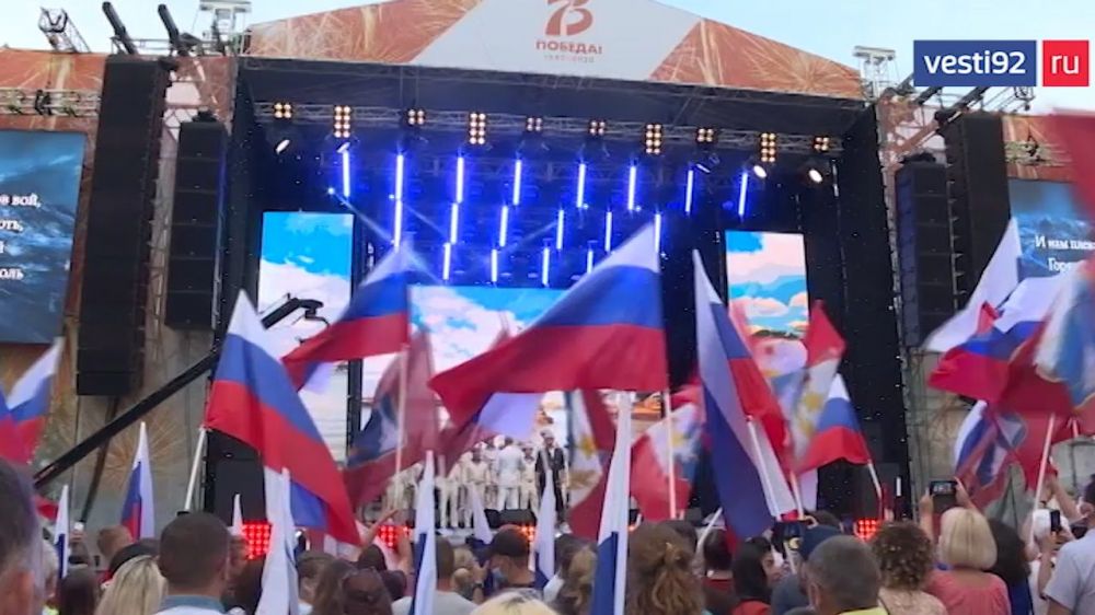 На площади Нахимова в Севастополе звучат военные песни