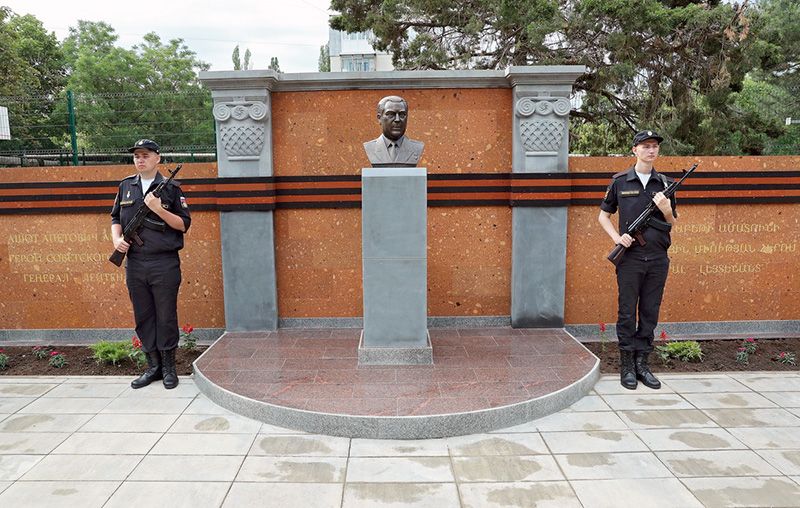 В Симферополе открыли памятник последнему крымскому Герою Советского Союза