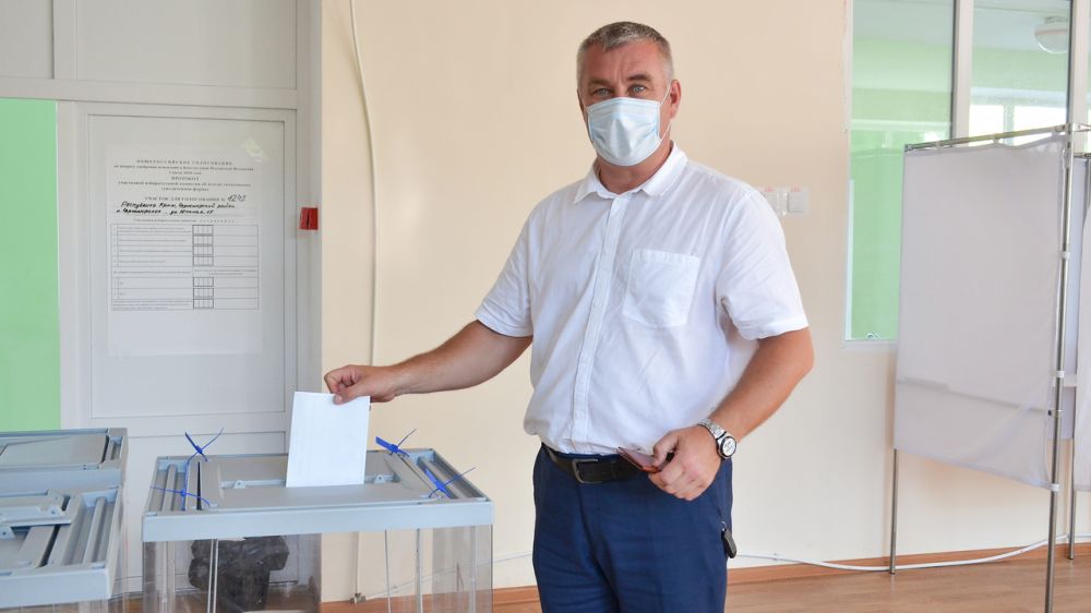 Глава администрации Черноморского района проголосовал за поправки в Конституцию