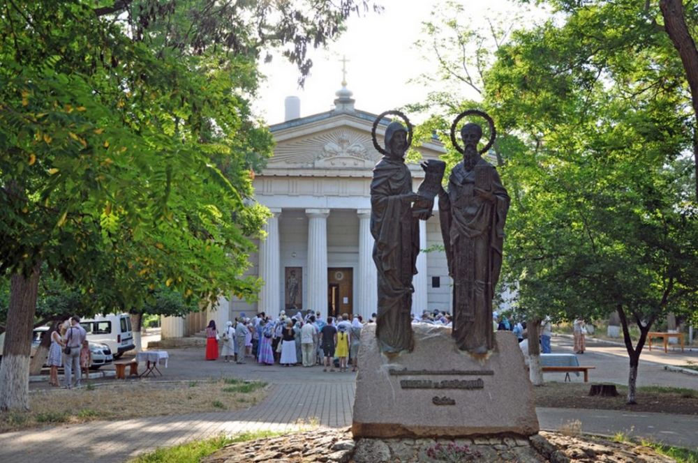 Петра и Павла храм Севастополь фронтон