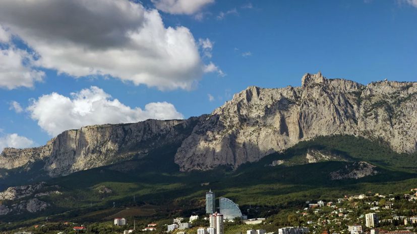 В горах Крыма спасли трёх туристов