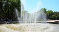 Жители Симферополя начали массово купаться в фонтанах