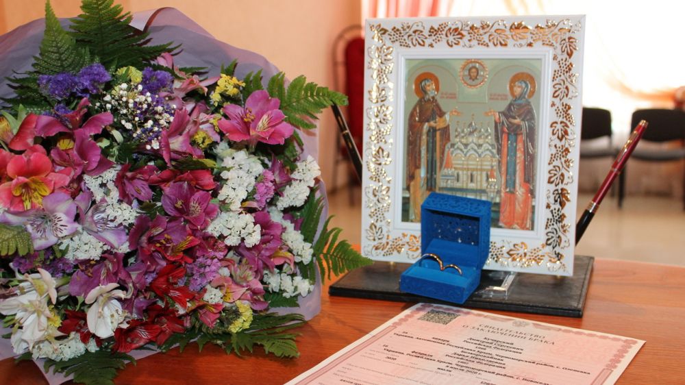70 крымских пар зарегистрировали брак в День любви, семьи и верности