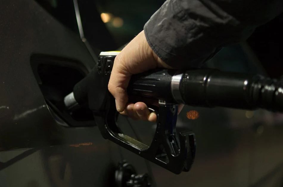 Стоимость бензина упадёт примерно на 1 рубль в Крыму