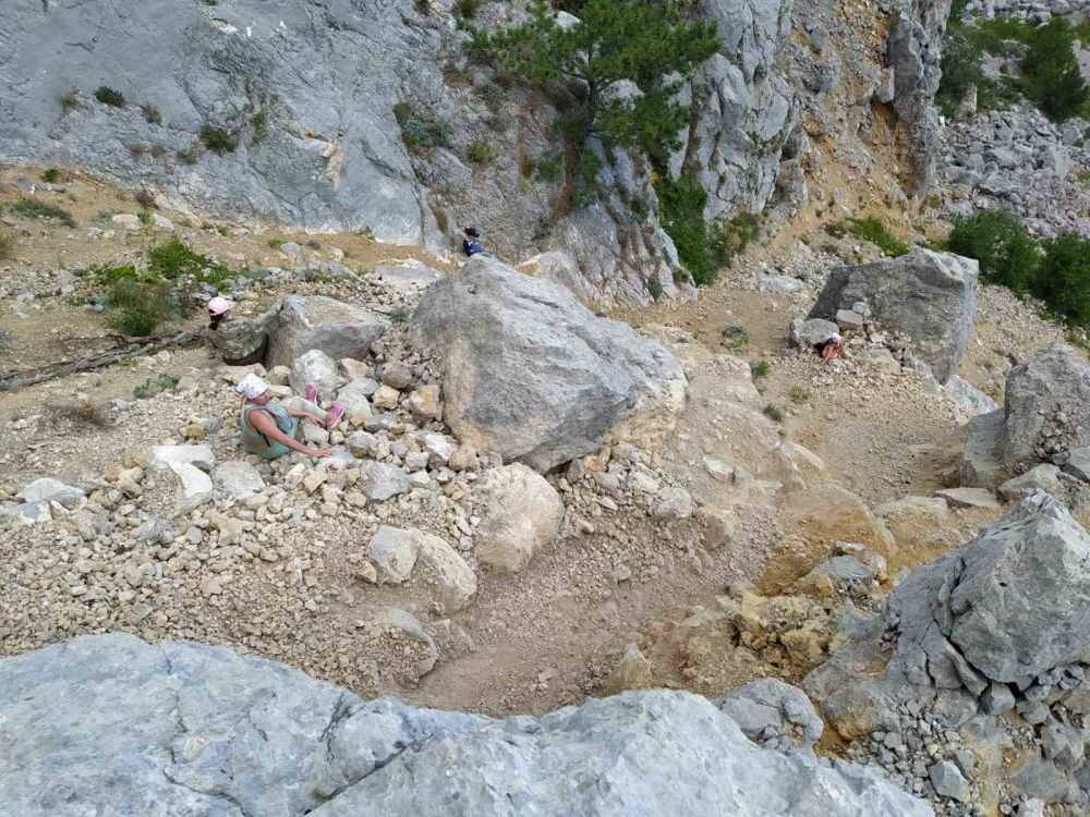 В Крыму с уступа скалы упал инструктор туристической группы