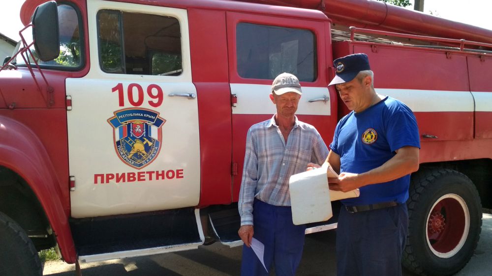 В летний пожароопасный сезон сотрудники ГКУ РК «Пожарная охрана Республики Крым» ведут активную профилактическую работу с населением