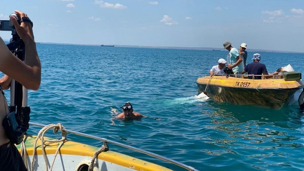 Затонувшую в Керченском проливе бронемашину подняли со дна на парашютах