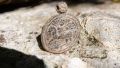 На раскопках в Крыму нашли уникальный средневековый медальон