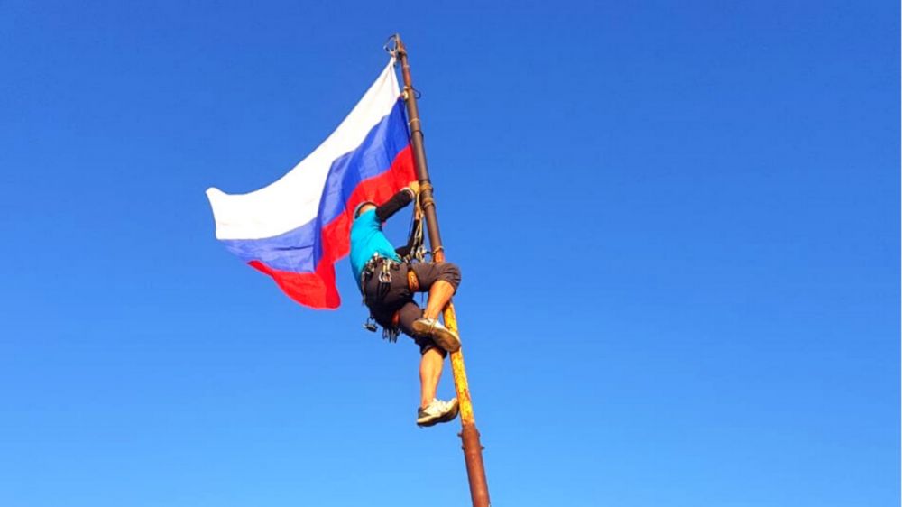 В День Государственного флага Российской Федерации спортсмены федерация альпинизма Республики Крым подняли триколор на вершину горы Ай-Петри