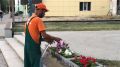 МУП "ЖилсервисКерчь" поливает цветы ежедневно
