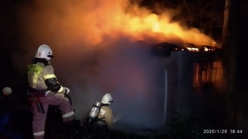 Ночной пожар в крымском селе Семисотка