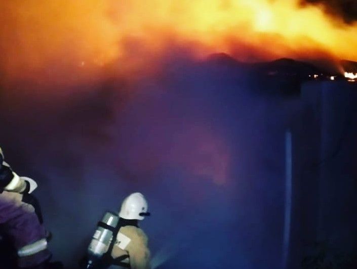 В Крыму пожарные спасли женщину из горящего дома