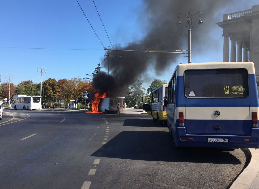 В Севастополе на площади Ушакова загорелась «Газель»