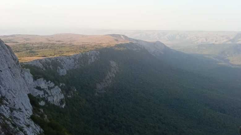 Атака на алушту. Чатыр Даг кулуар. Чатыр Даг Центральный кулуар. Холодный кулуар Крым. Крым спас Алушта.