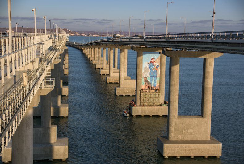 Из-под Крымского моста cпасатели эвакуировали четырех человек