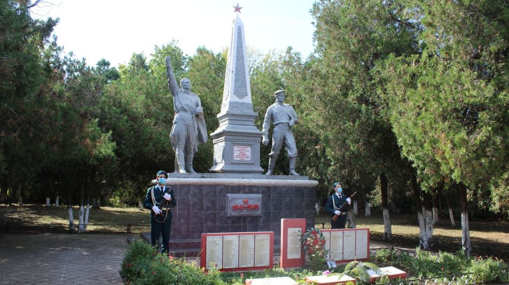 Поселок ленино фото. Поселок Ленина. Кладбище в Крыму в п г т Ленино. Вахта памяти пгт Ленино Крым памятник. Ленино.