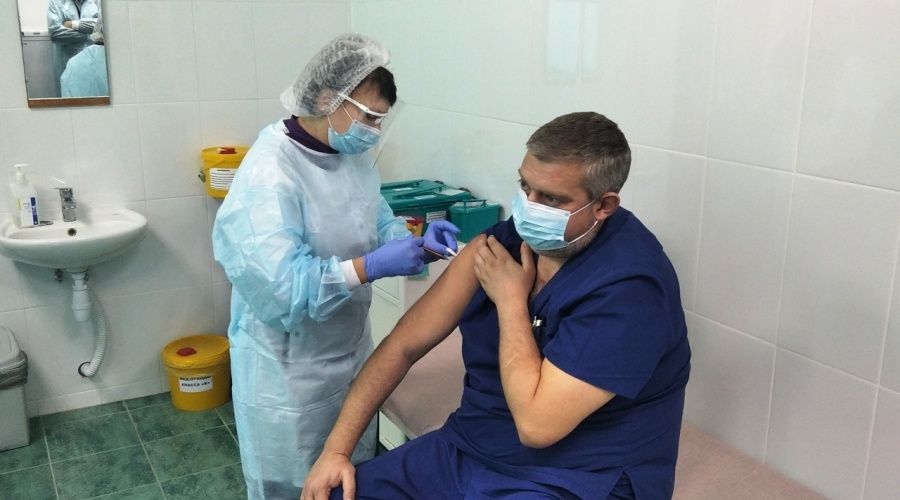 Первые десять крымских медиков вакцинированы от коронавируса